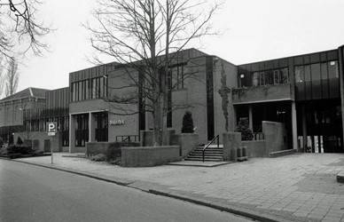 <p>Voorzijde van de Hanzehof met de oude hoofdentree, gefotografeerd in 1992 (RAZ beeldbank). </p>
